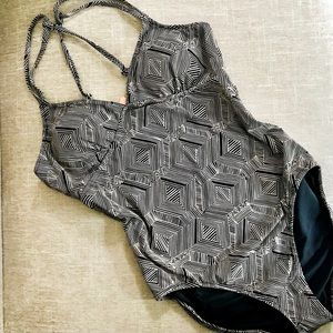 NWOT GARNET HILL TRIBAL WOODBLOCK SWIMSUIT UPF 12